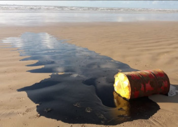 Um ano depois, manchas de óleo ainda representam risco aos ecossistemas marinhos e à saúde